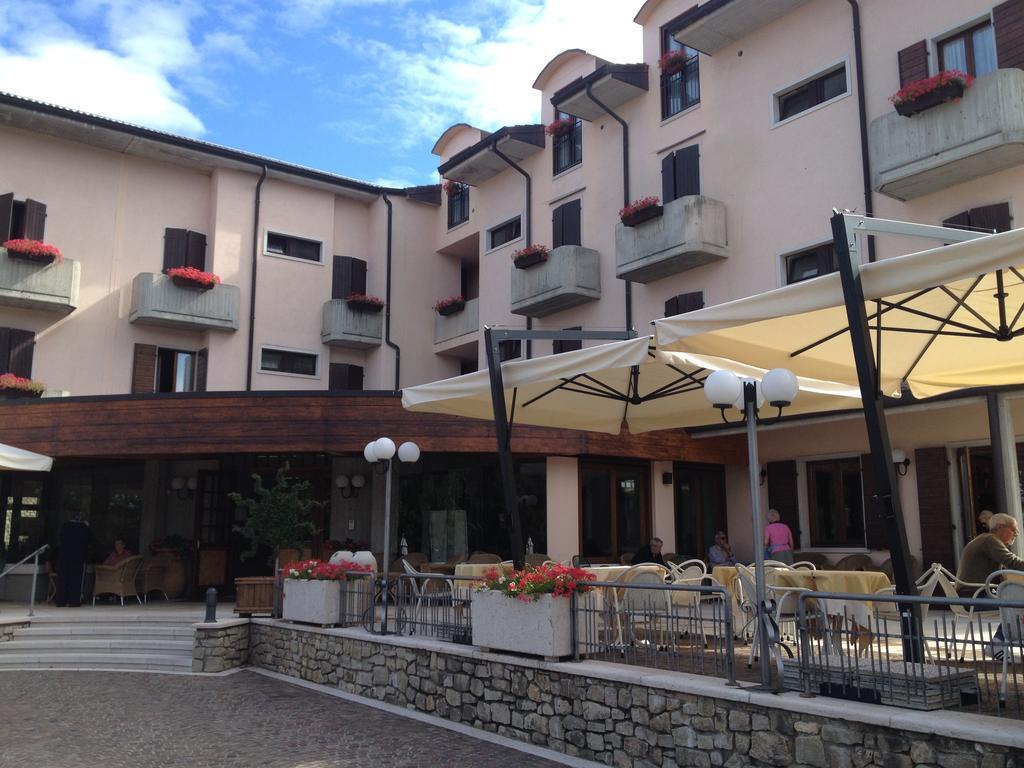 Albergo Sole San Zeno di Montagna Exterior foto