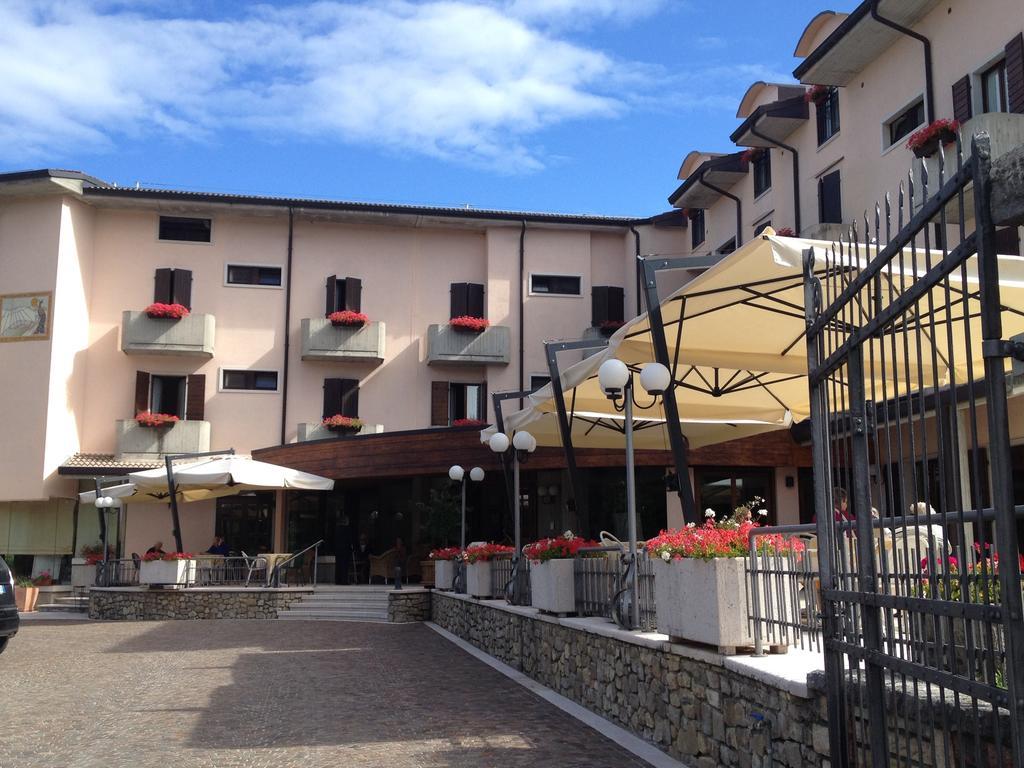 Albergo Sole San Zeno di Montagna Exterior foto